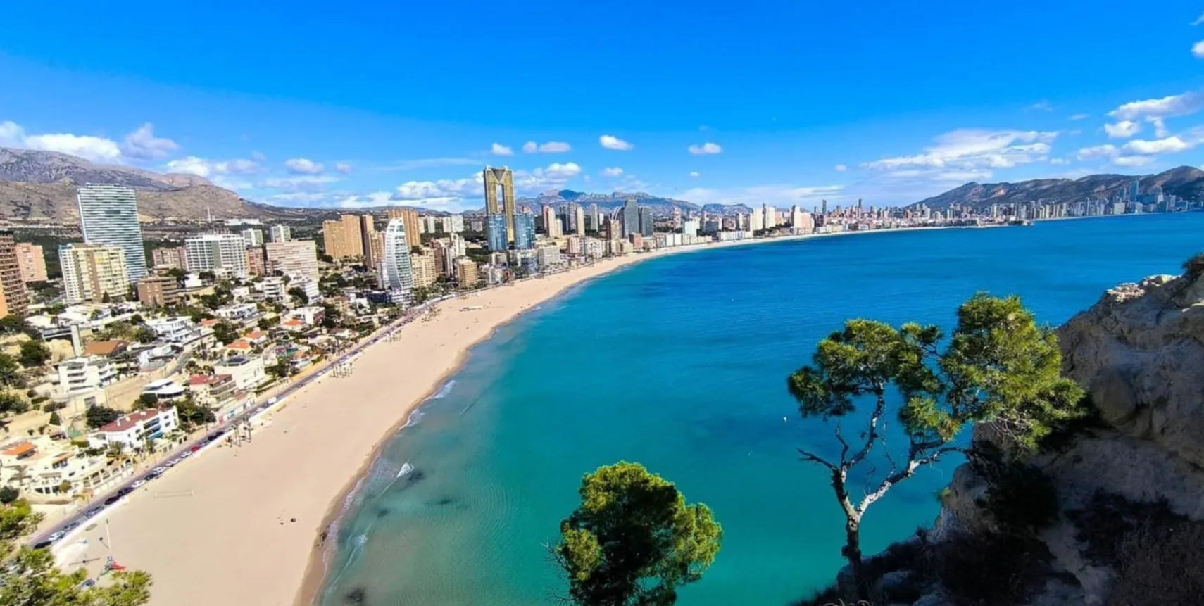 Moderne villa met zeezicht in Sierra Cortina Benidorm