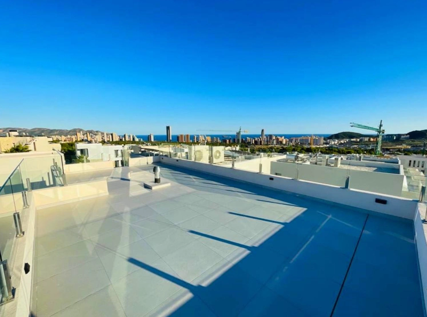 Exclusieve moderne villa met uitzicht op zee in Sierra Cortina Benidorm