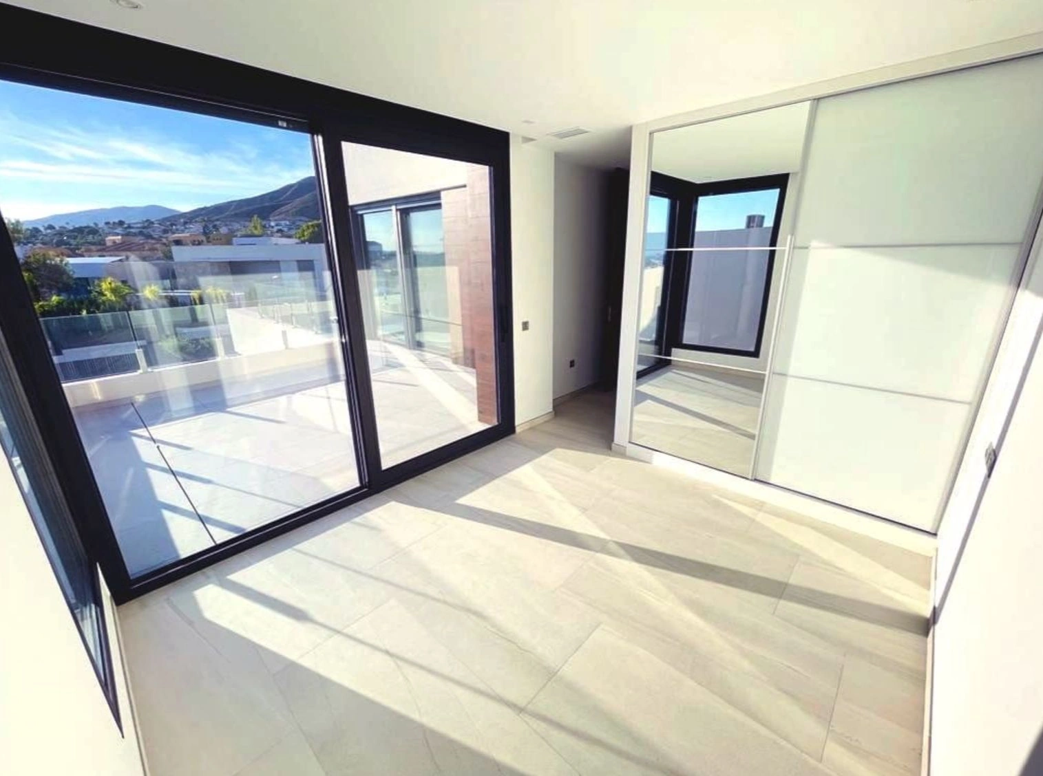 Exclusieve moderne villa met uitzicht op zee in Sierra Cortina Benidorm