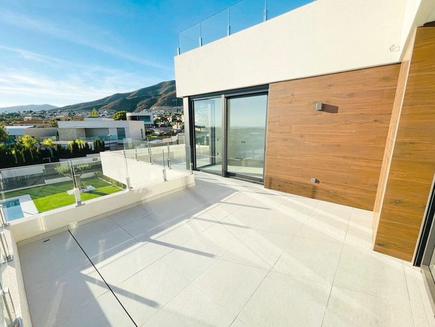 Exclusieve moderne villa met uitzicht op zee in Sierra Cortina Benidorm
