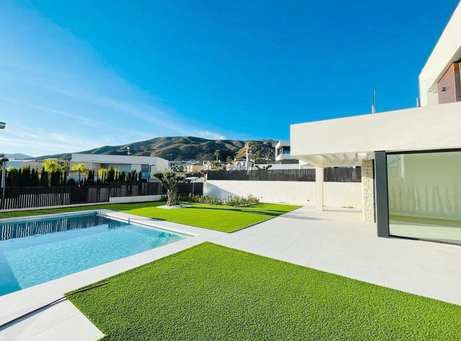 Exclusieve moderne villa met uitzicht op zee in Sierra Cortina Benidorm