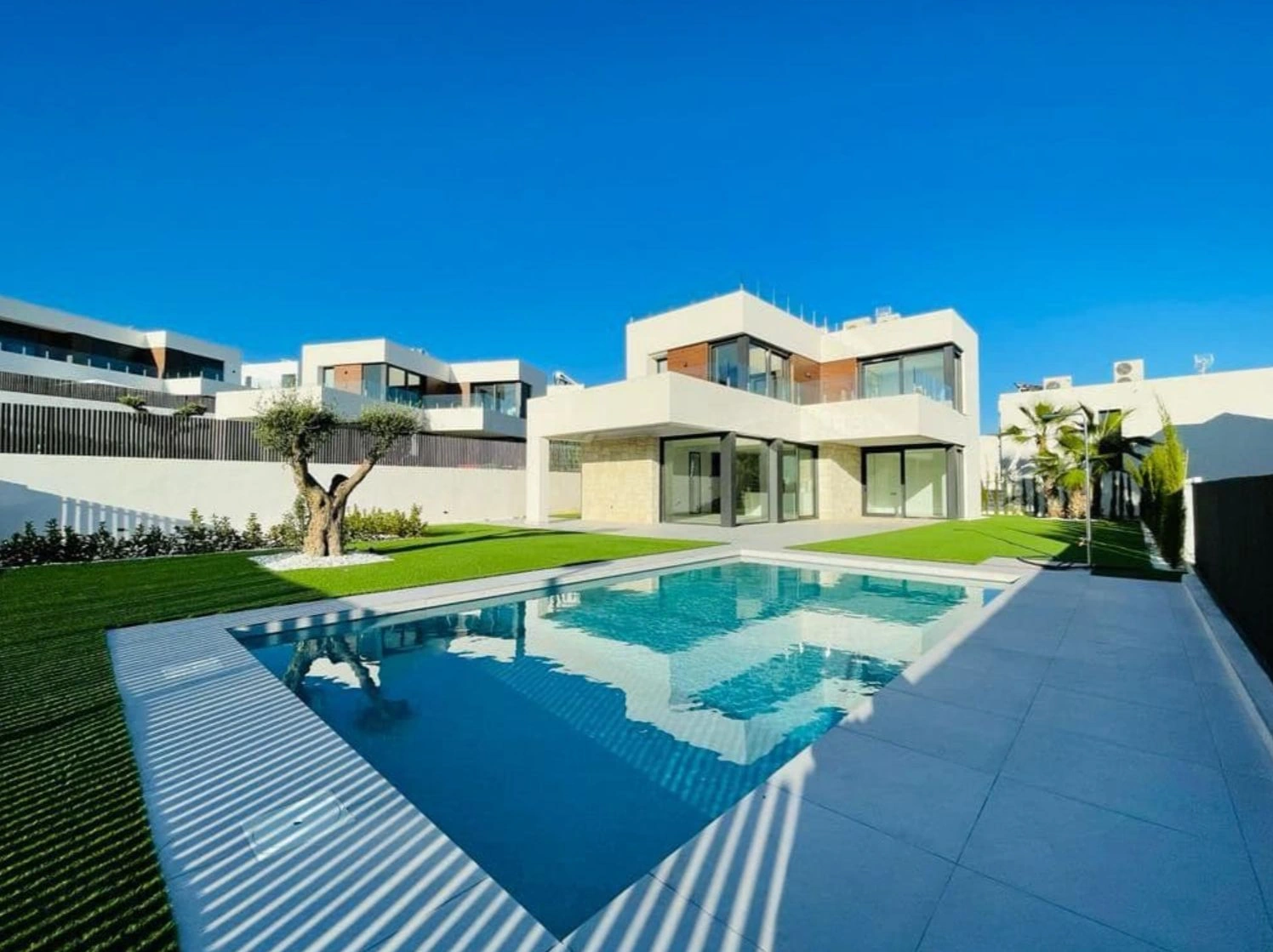 Exclusieve moderne villa met uitzicht op zee in Sierra Cortina Benidorm