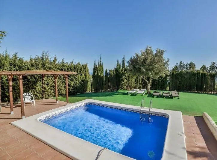 VILLA ALTEA HILLS : VUES PANORAMIQUE SUR LA MER ET PISCINE PRIVÉE.