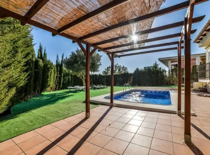 VILLA ALTEA HILLS : VUES PANORAMIQUE SUR LA MER ET PISCINE PRIVÉE.