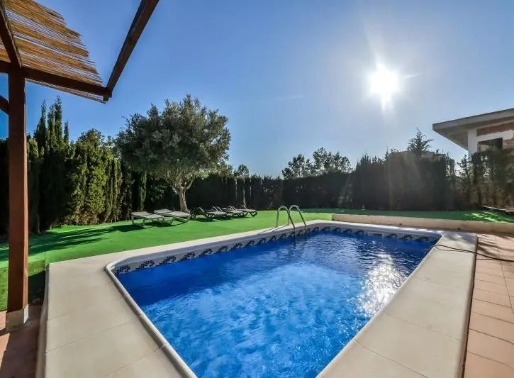 VILLA ALTEA HILLS : VUES PANORAMIQUE SUR LA MER ET PISCINE PRIVÉE.