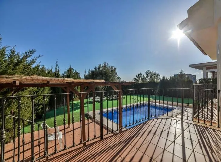 VILLA ALTEA HILLS : VUES PANORAMIQUE SUR LA MER ET PISCINE PRIVÉE.