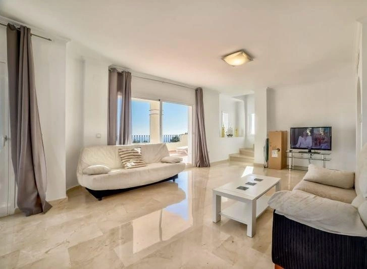 VILLA ALTEA HILLS : VUES PANORAMIQUE SUR LA MER ET PISCINE PRIVÉE.