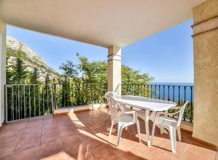 VILLA ALTEA HILLS : VUES PANORAMIQUE SUR LA MER ET PISCINE PRIVÉE.