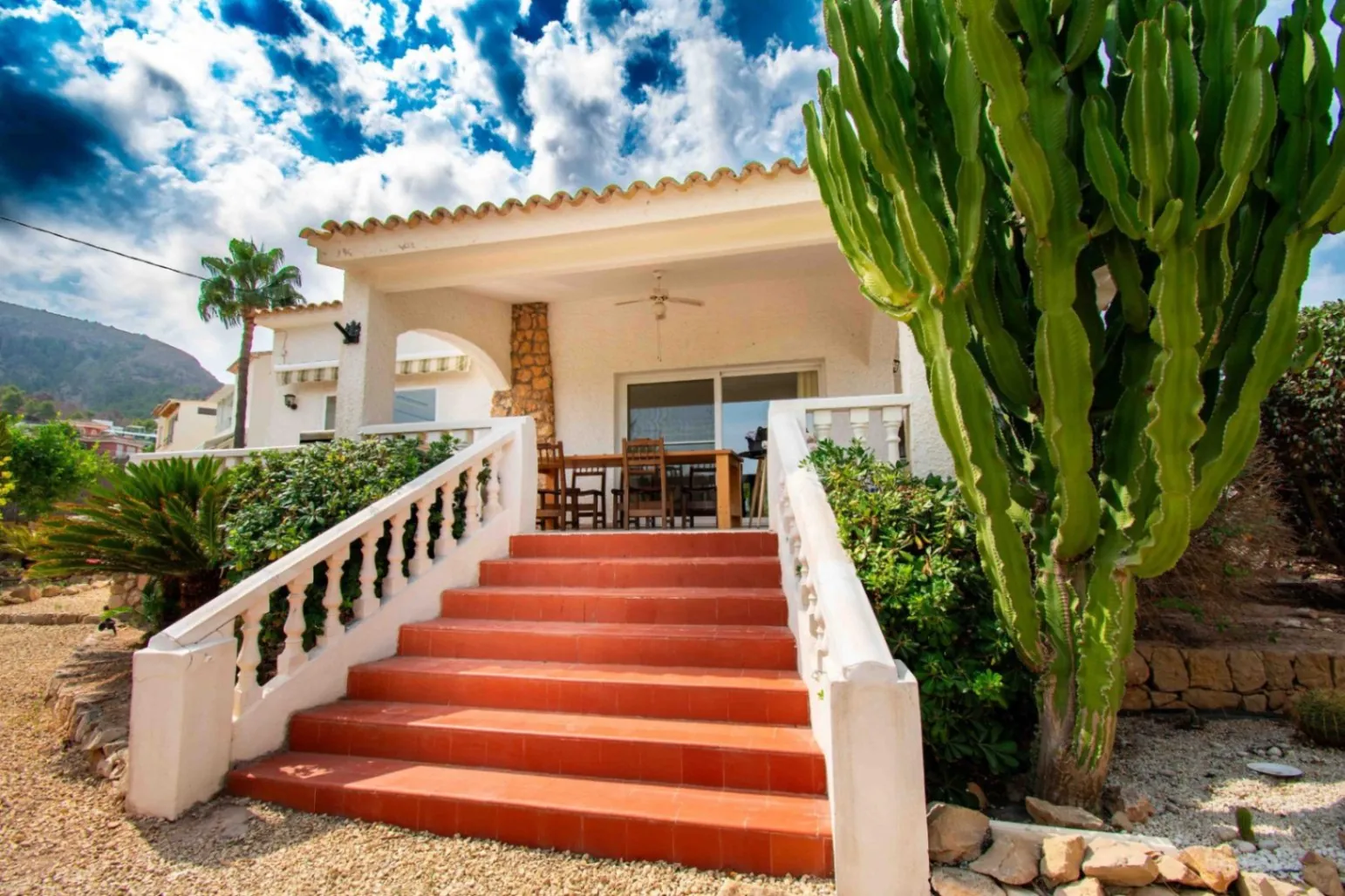 Grand chalet indépendant avec piscine privée et garage sur un terrain de 750 m² à El Albir.