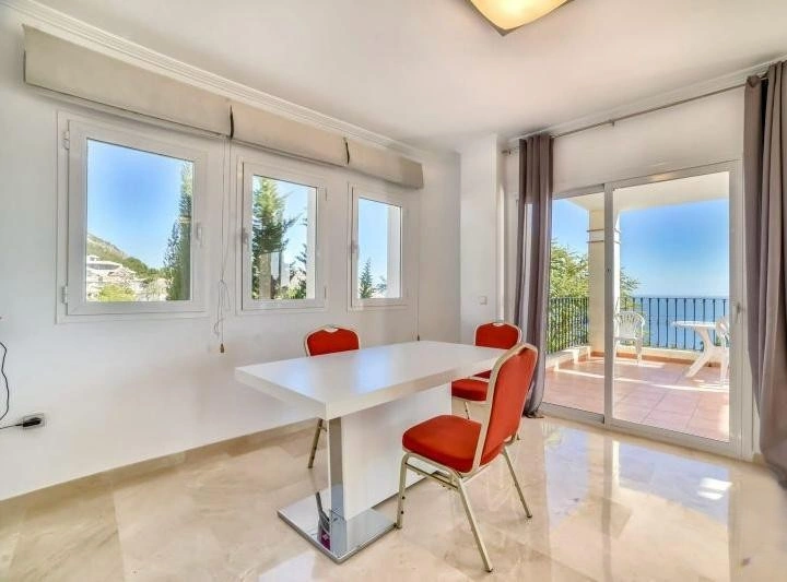 VILLA ALTEA HILLS : VUES PANORAMIQUE SUR LA MER ET PISCINE PRIVÉE.