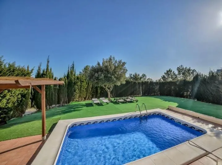 VILLA ALTEA HILLS : VUES PANORAMIQUE SUR LA MER ET PISCINE PRIVÉE.