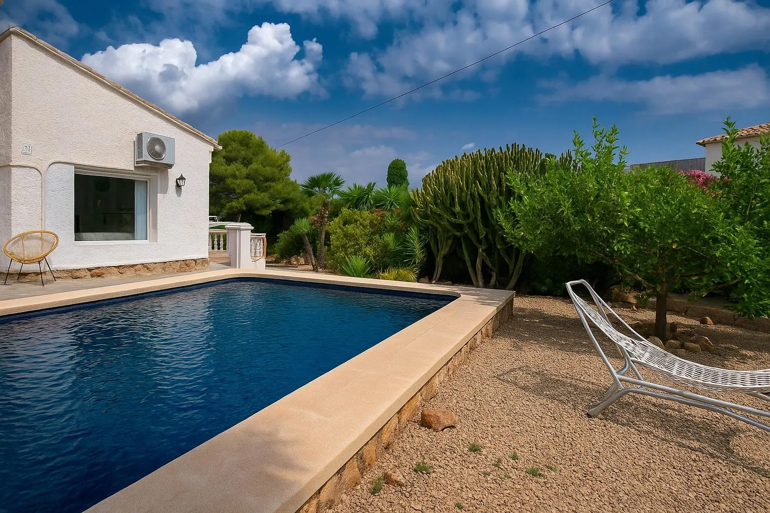 Grand chalet indépendant avec piscine privée et garage sur un terrain de 750 m² à El Albir.