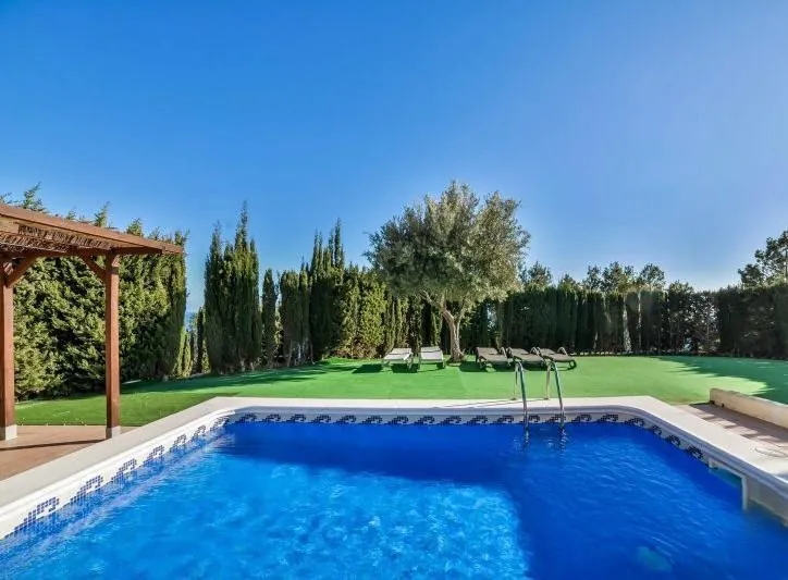 VILLA ALTEA HILLS : VUES PANORAMIQUE SUR LA MER ET PISCINE PRIVÉE.