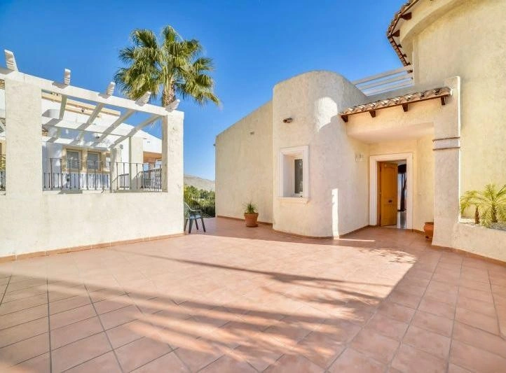 VILLA ALTEA HILLS : VUES PANORAMIQUE SUR LA MER ET PISCINE PRIVÉE.
