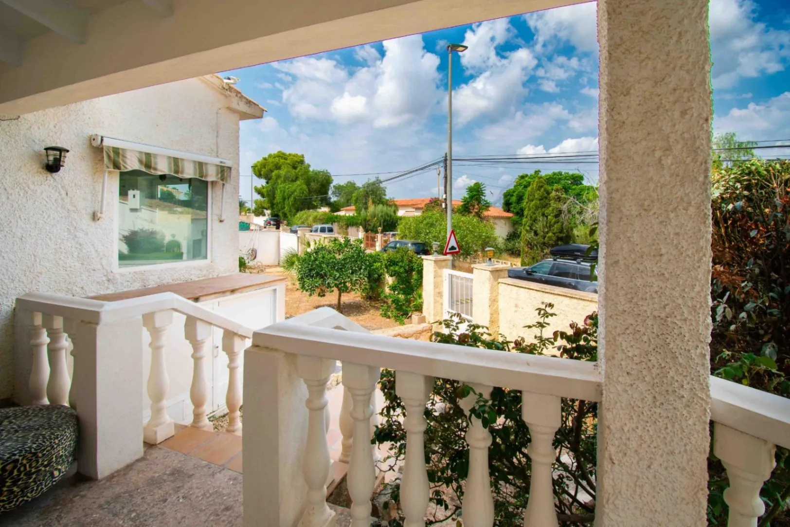 Grand chalet indépendant avec piscine privée et garage sur un terrain de 750 m² à El Albir.
