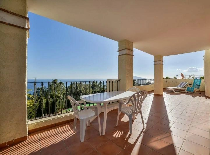 VILLA ALTEA HILLS : VUES PANORAMIQUE SUR LA MER ET PISCINE PRIVÉE.