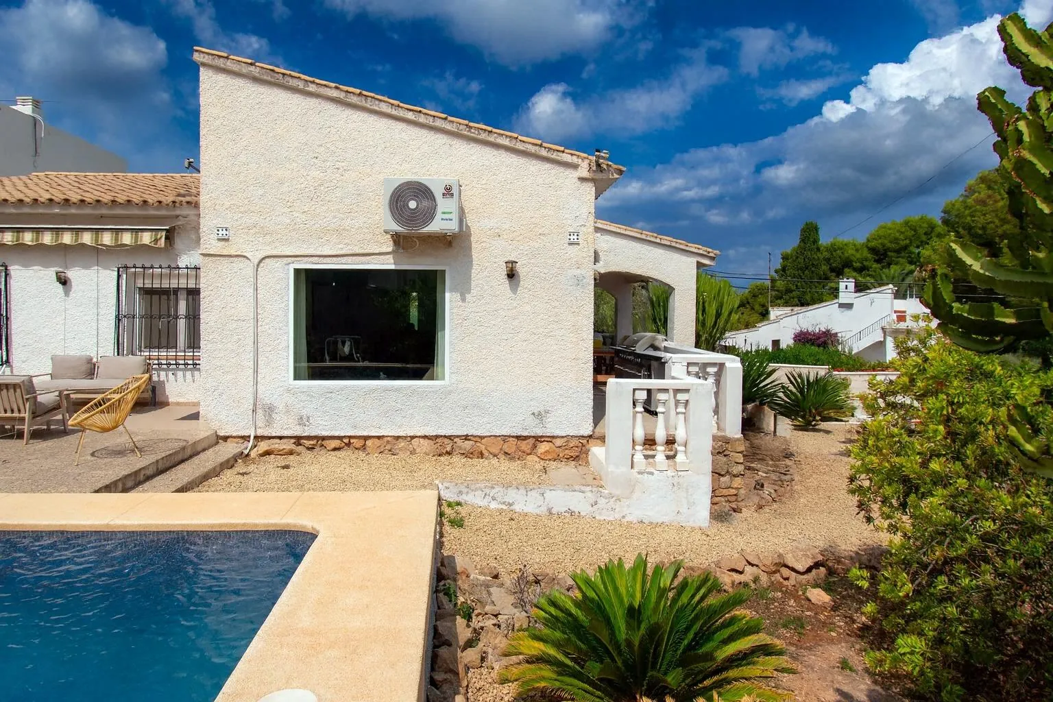 Grand chalet indépendant avec piscine privée et garage sur un terrain de 750 m² à El Albir.