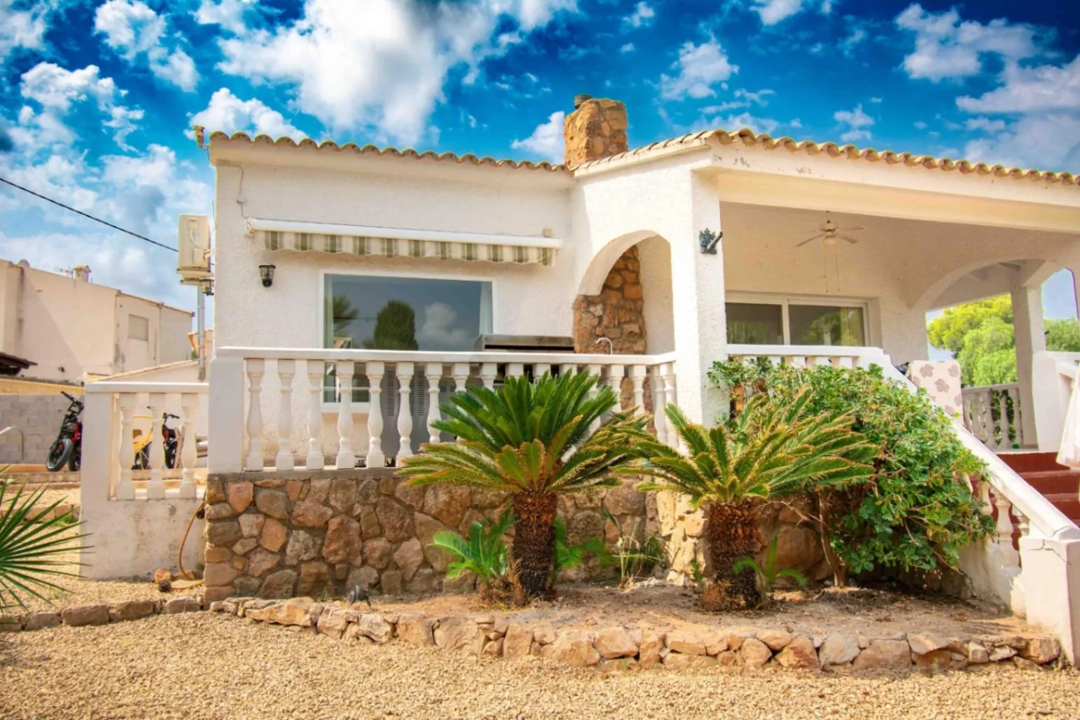 Grand chalet indépendant avec piscine privée et garage sur un terrain de 750 m² à El Albir.