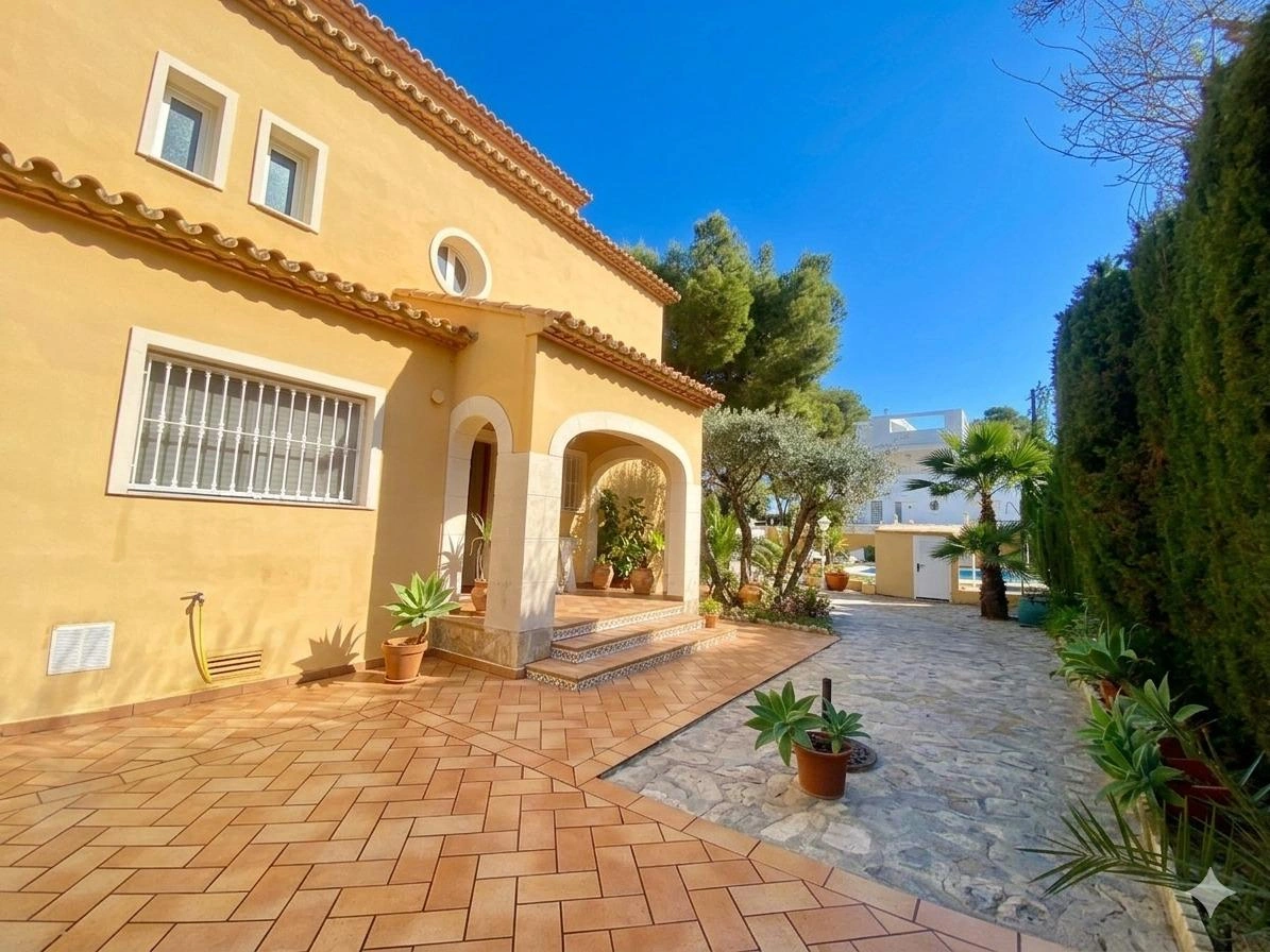 Classic villa located in Las Rotas in Dénia, 120 m from the sea.