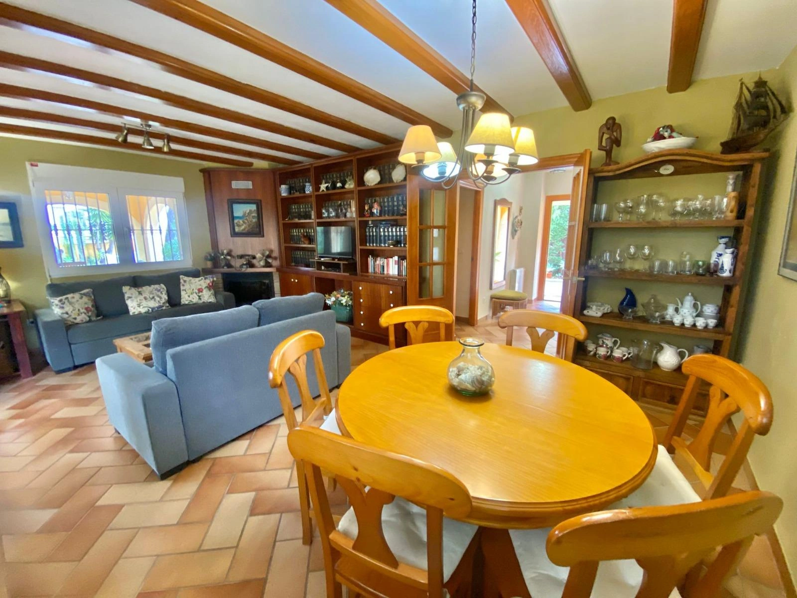 Classic villa located in Las Rotas in Dénia, 120 m from the sea.