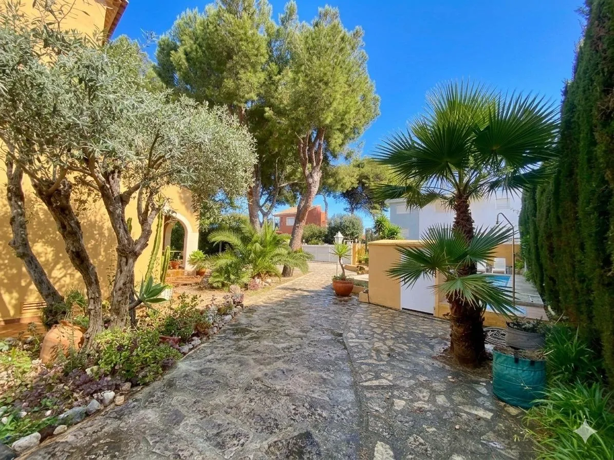 Classic villa located in Las Rotas in Dénia, 120 m from the sea.