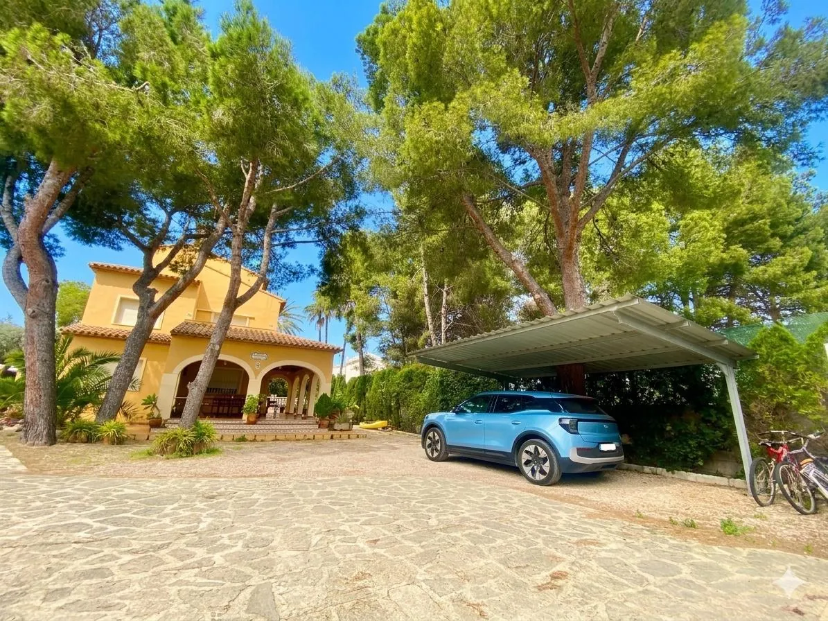 Classic villa located in Las Rotas in Dénia, 120 m from the sea.