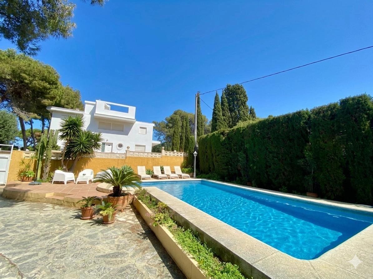 Classic villa located in Las Rotas in Dénia, 120 m from the sea.