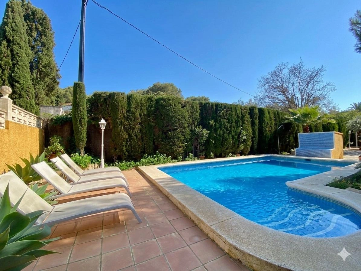 Classic villa located in Las Rotas in Dénia, 120 m from the sea.