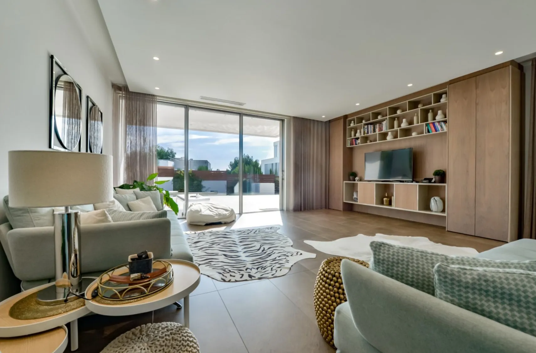 Moderne Luxusvilla in Sierra Cortina mit Meerblick, Pool und großem Grundstück.