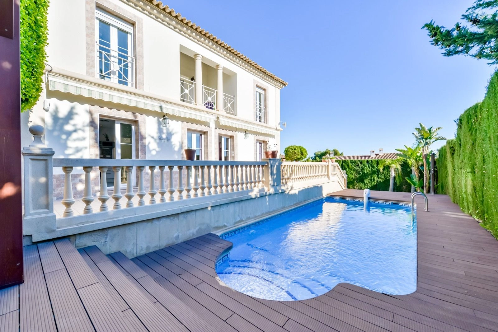 Villa à Sierra Cortina avec vue sur la mer et Benidorm, avec piscine privée.