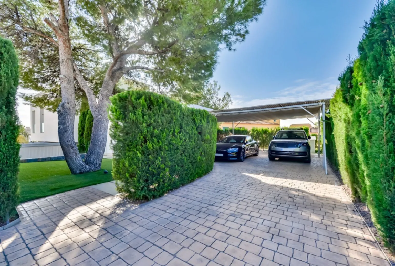 Moderne Luxusvilla in Sierra Cortina mit Meerblick, Pool und großem Grundstück.