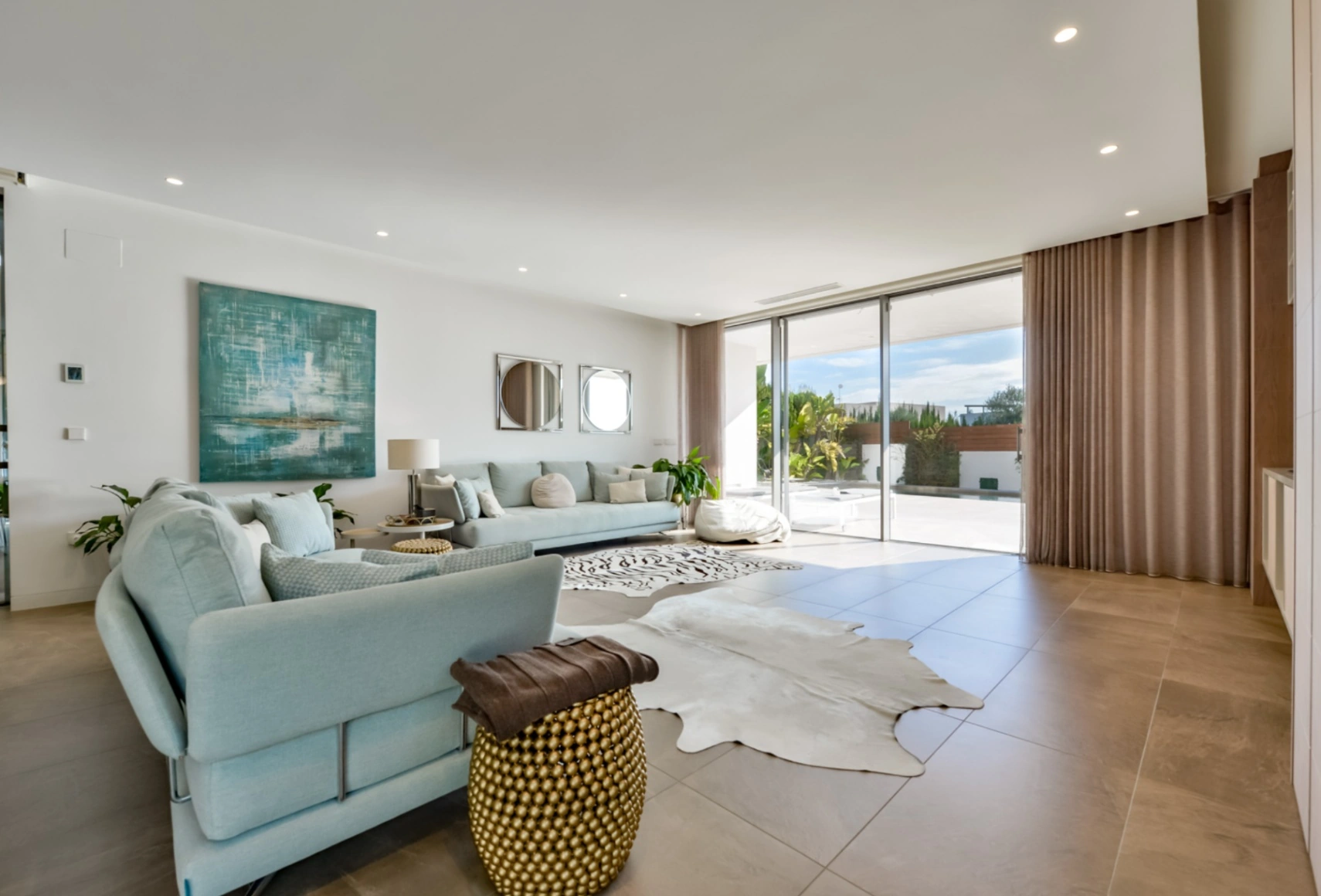 Moderne Luxusvilla in Sierra Cortina mit Meerblick, Pool und großem Grundstück.