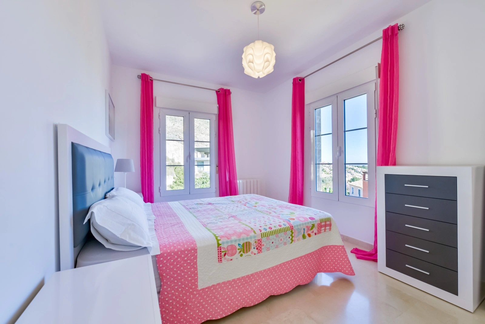 Villa à Sierra Cortina avec vue sur la mer et Benidorm, avec piscine privée.