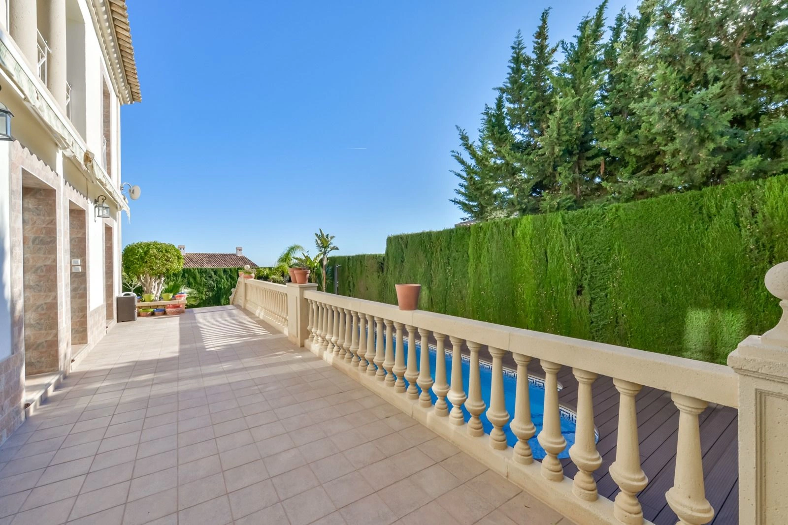 Villa à Sierra Cortina avec vue sur la mer et Benidorm, avec piscine privée.