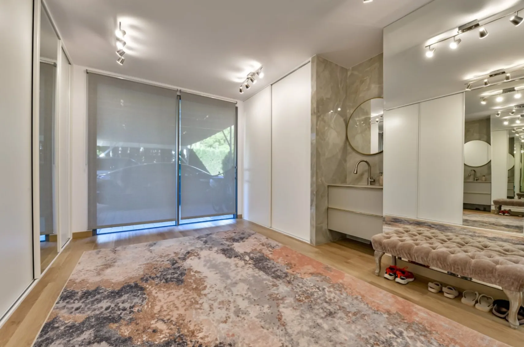 Moderne Luxusvilla in Sierra Cortina mit Meerblick, Pool und großem Grundstück.