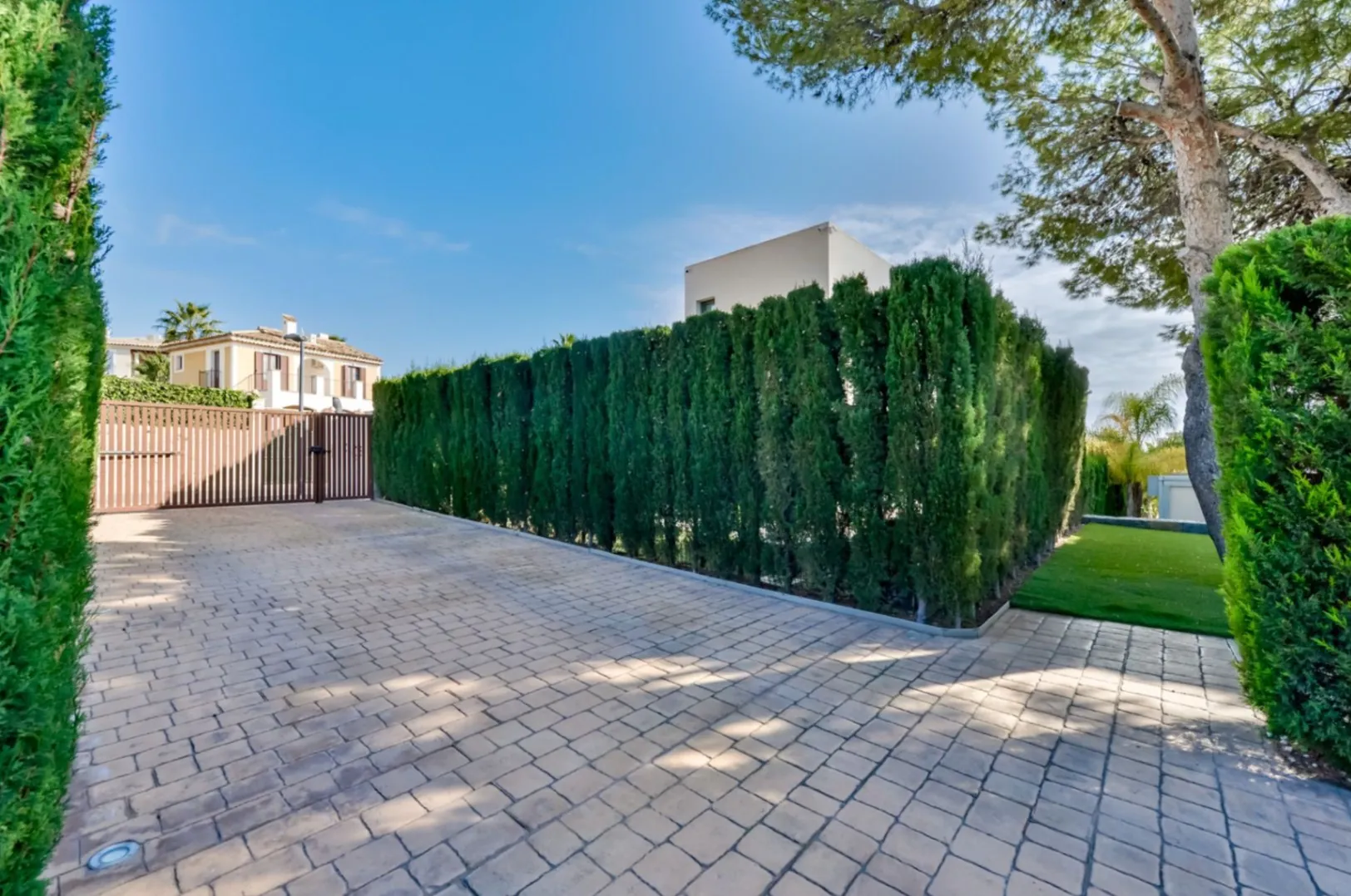 Moderne Luxusvilla in Sierra Cortina mit Meerblick, Pool und großem Grundstück.