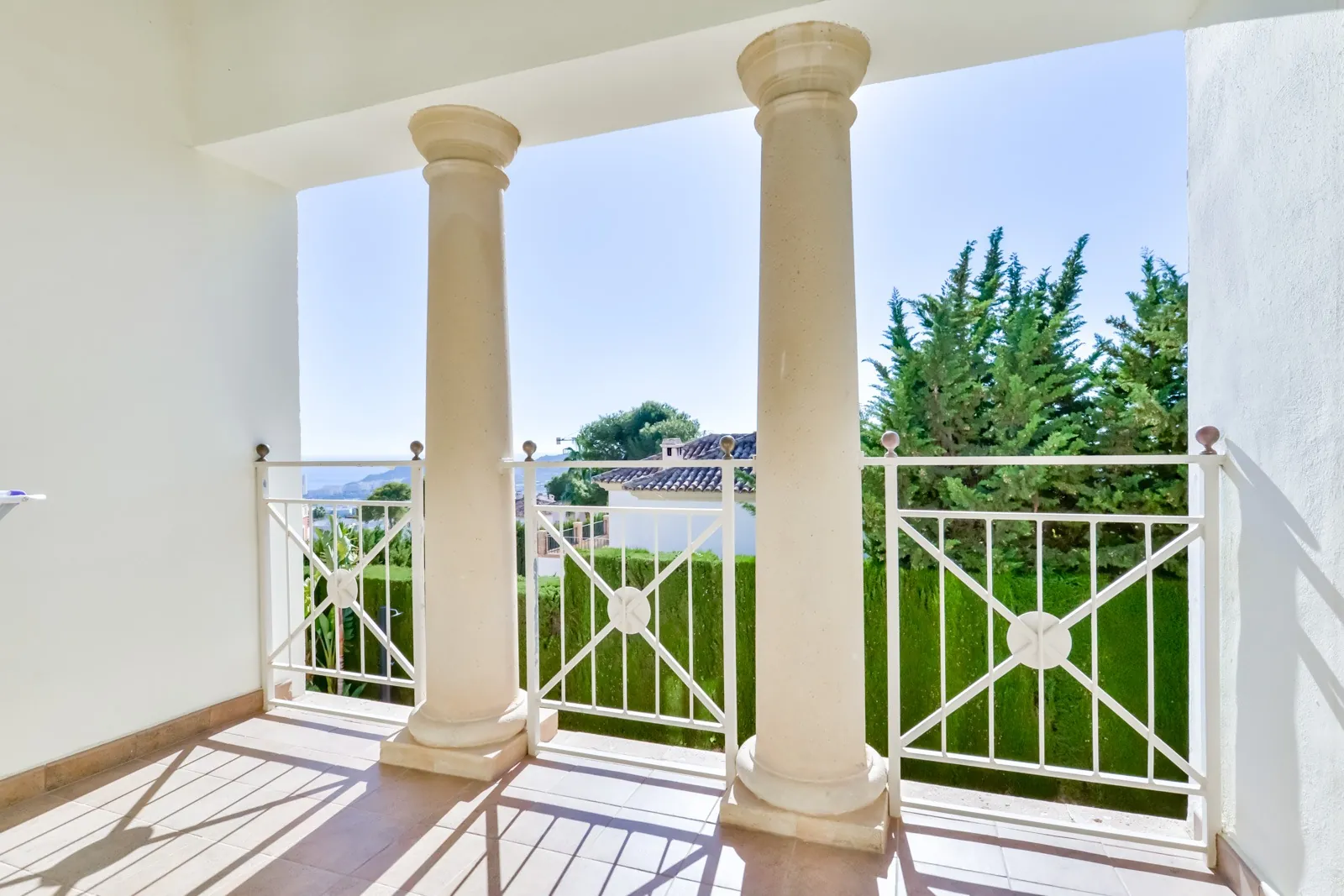 Villa à Sierra Cortina avec vue sur la mer et Benidorm, avec piscine privée.