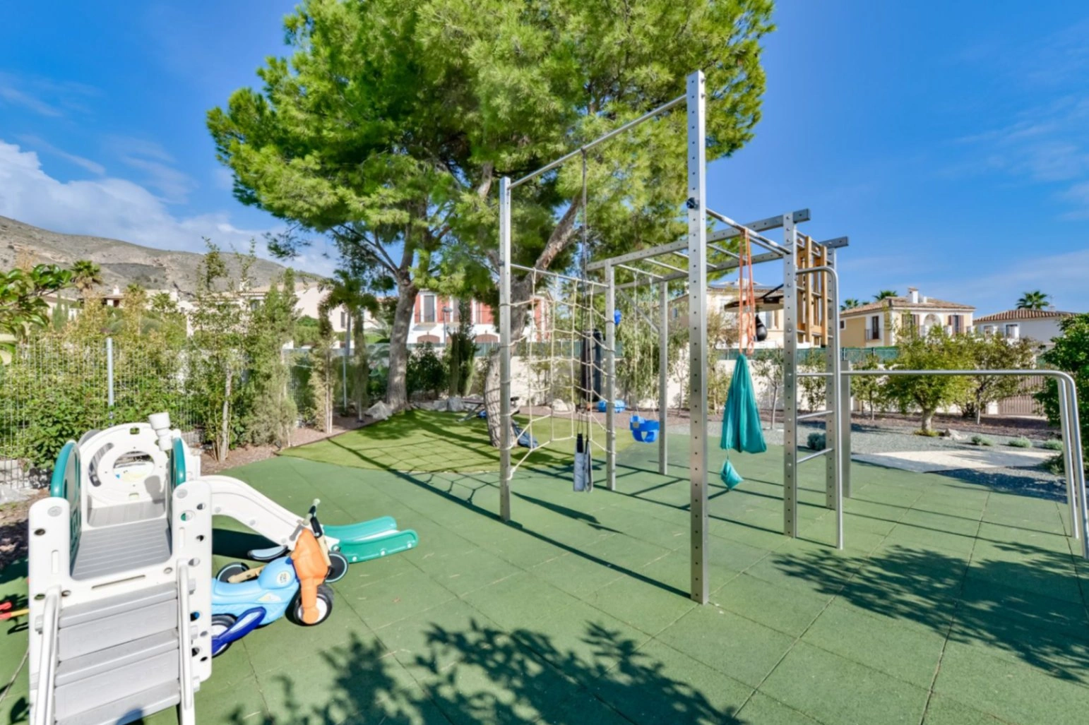 Moderne Luxusvilla in Sierra Cortina mit Meerblick, Pool und großem Grundstück.
