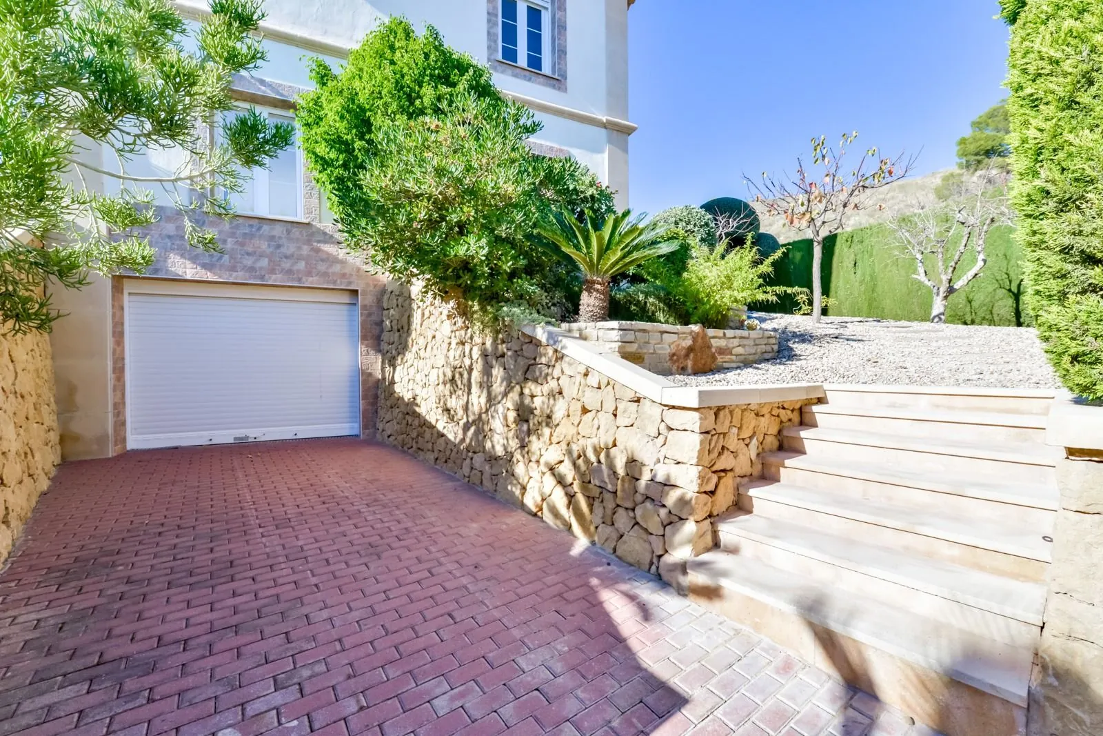 Villa à Sierra Cortina avec vue sur la mer et Benidorm, avec piscine privée.