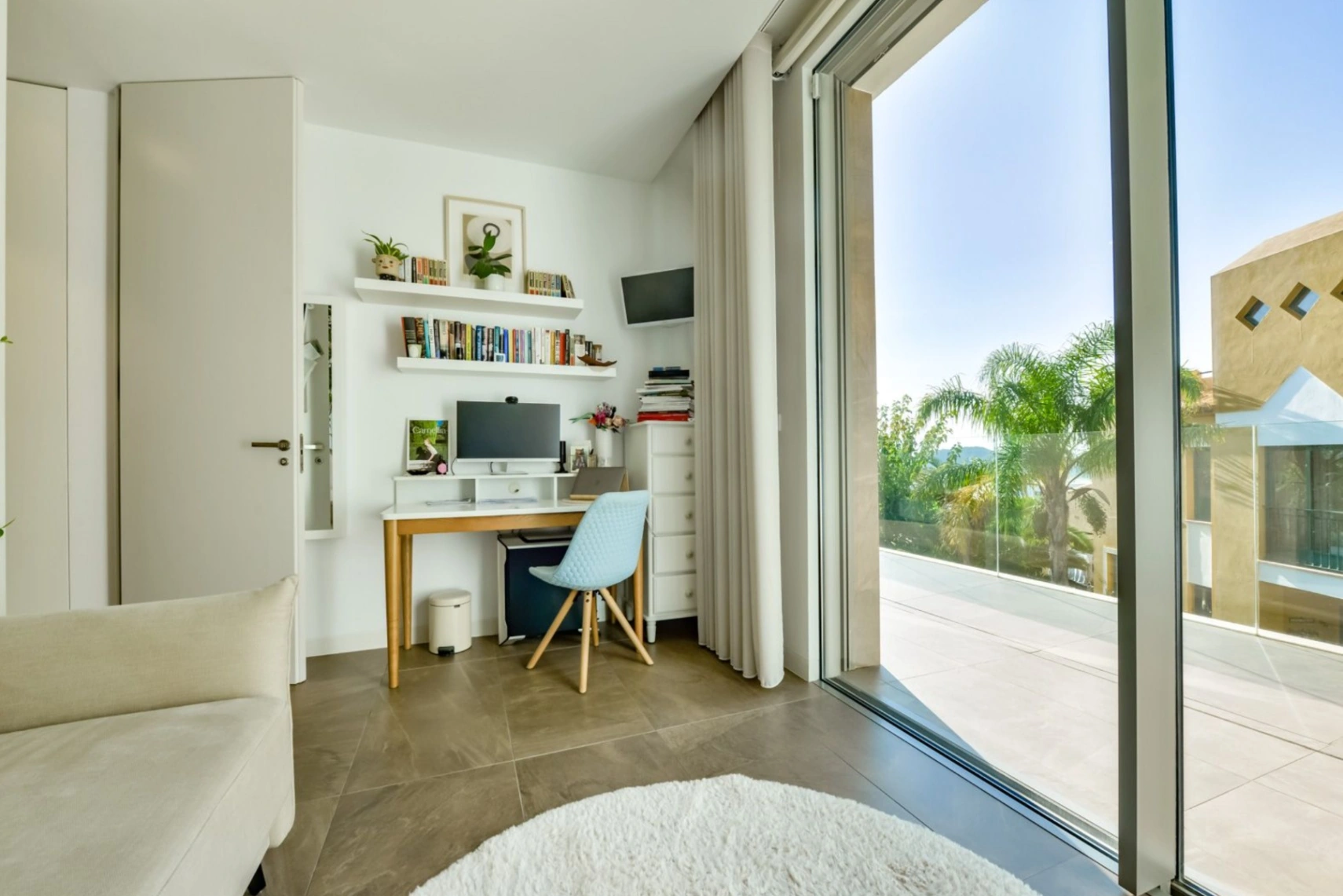 Moderne Luxusvilla in Sierra Cortina mit Meerblick, Pool und großem Grundstück.