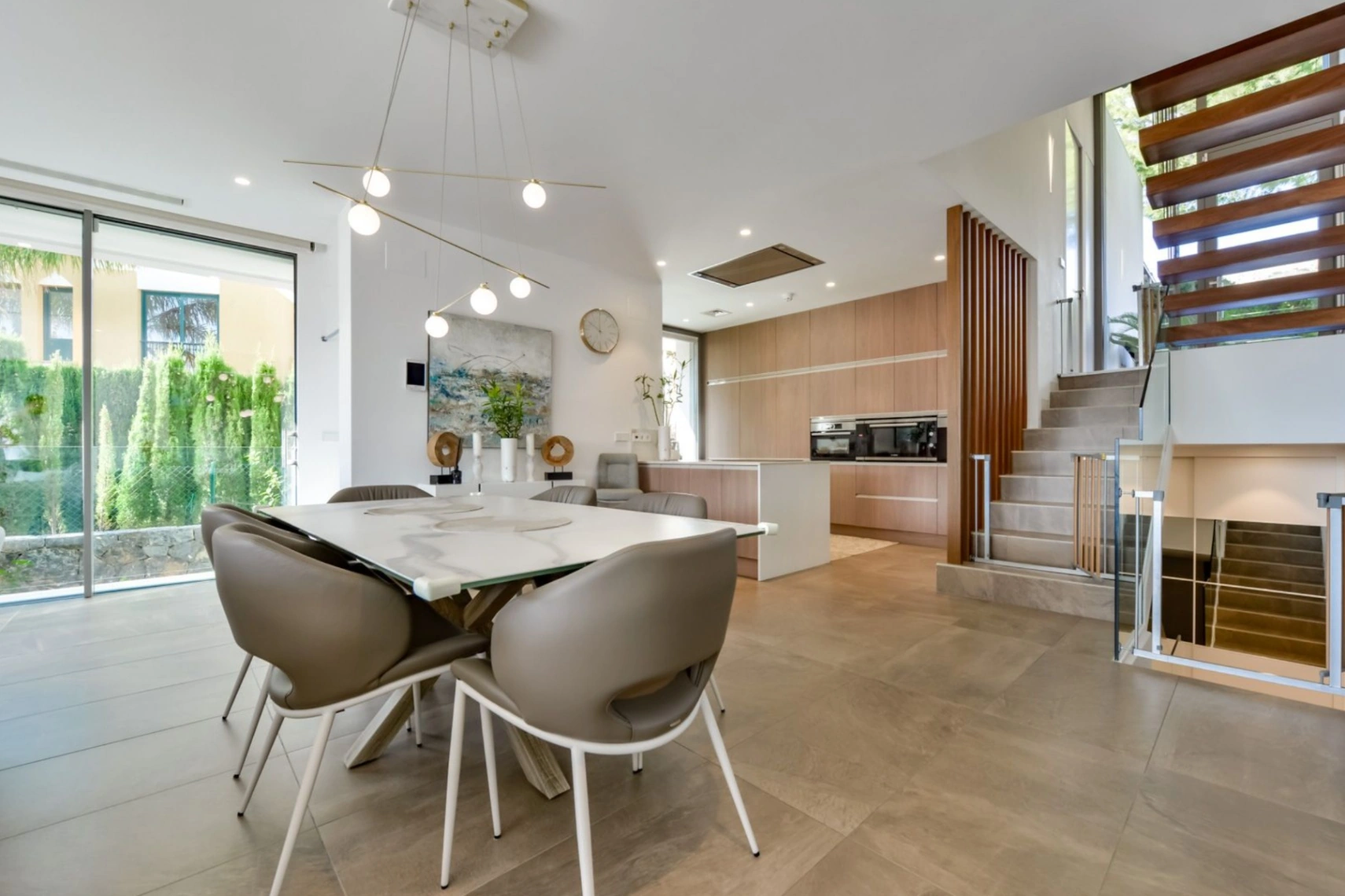 Moderne Luxusvilla in Sierra Cortina mit Meerblick, Pool und großem Grundstück.