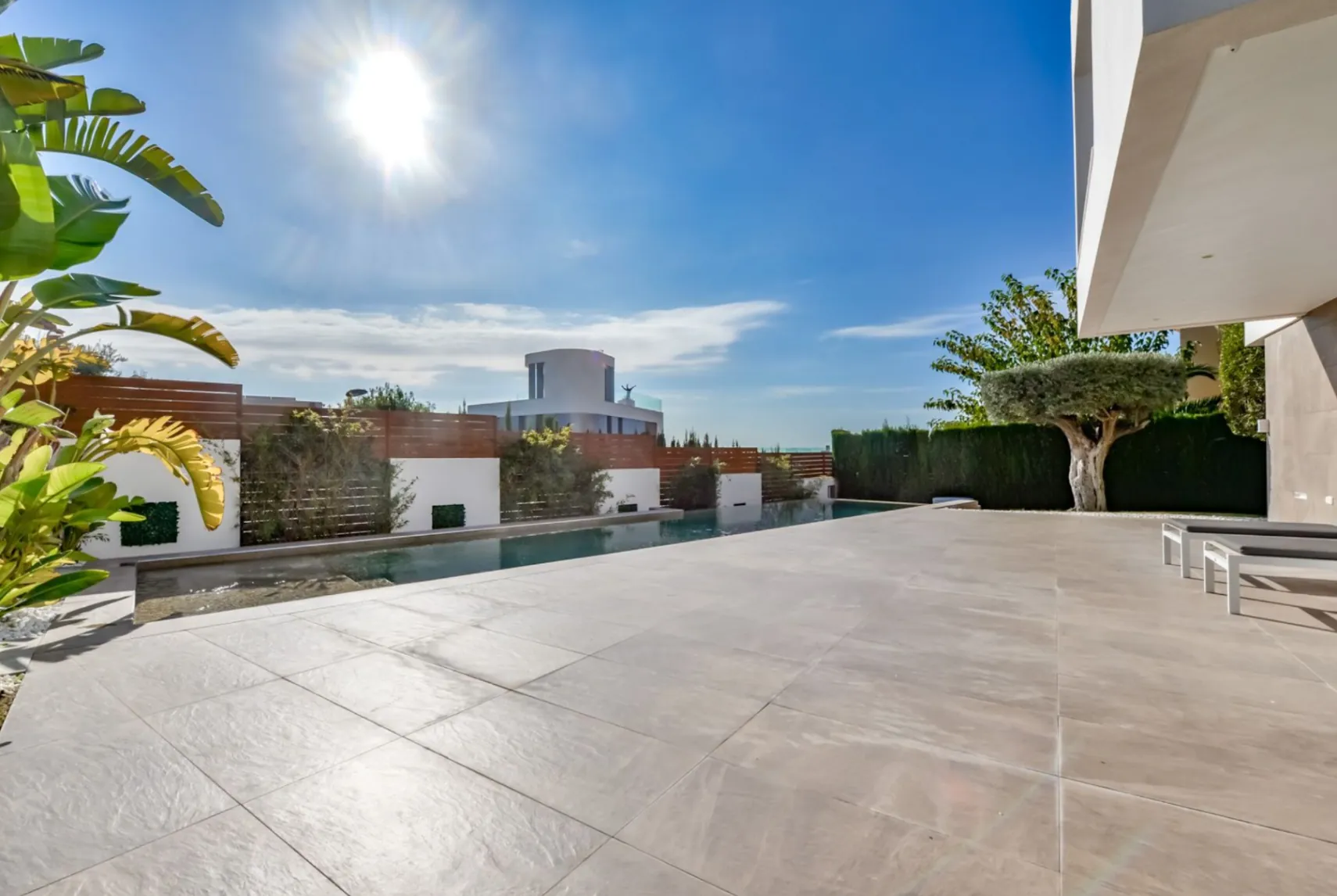 Moderne Luxusvilla in Sierra Cortina mit Meerblick, Pool und großem Grundstück.