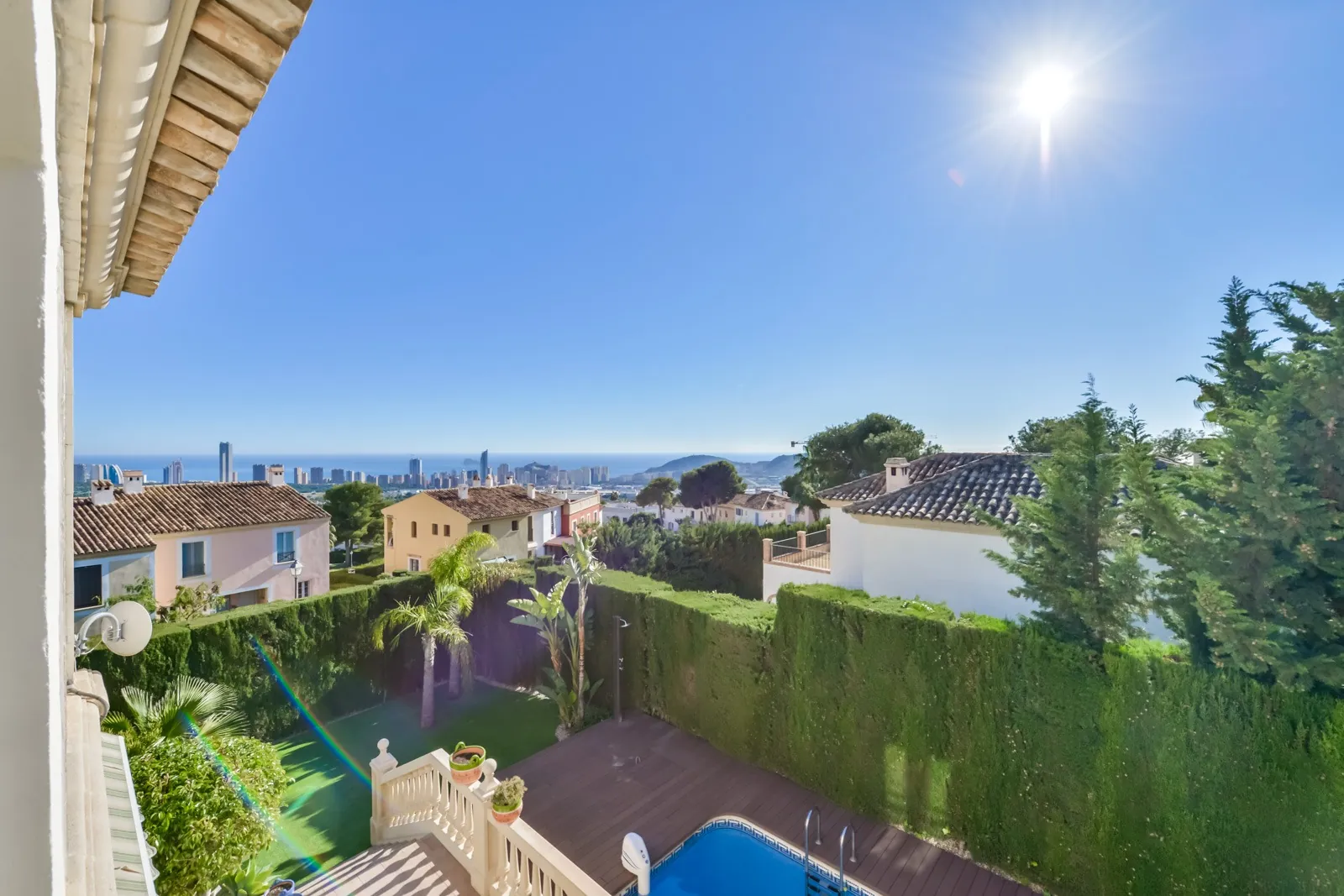 Villa à Sierra Cortina avec vue sur la mer et Benidorm, avec piscine privée.