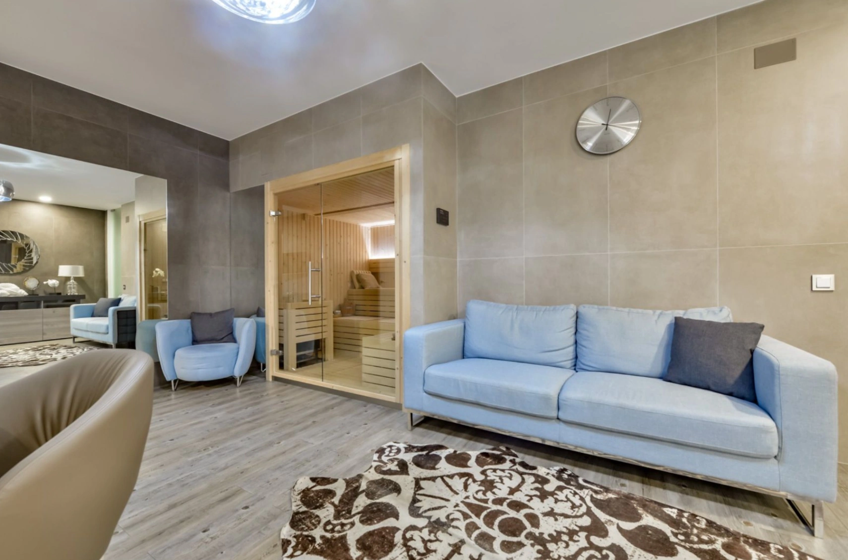 Moderne Luxusvilla in Sierra Cortina mit Meerblick, Pool und großem Grundstück.