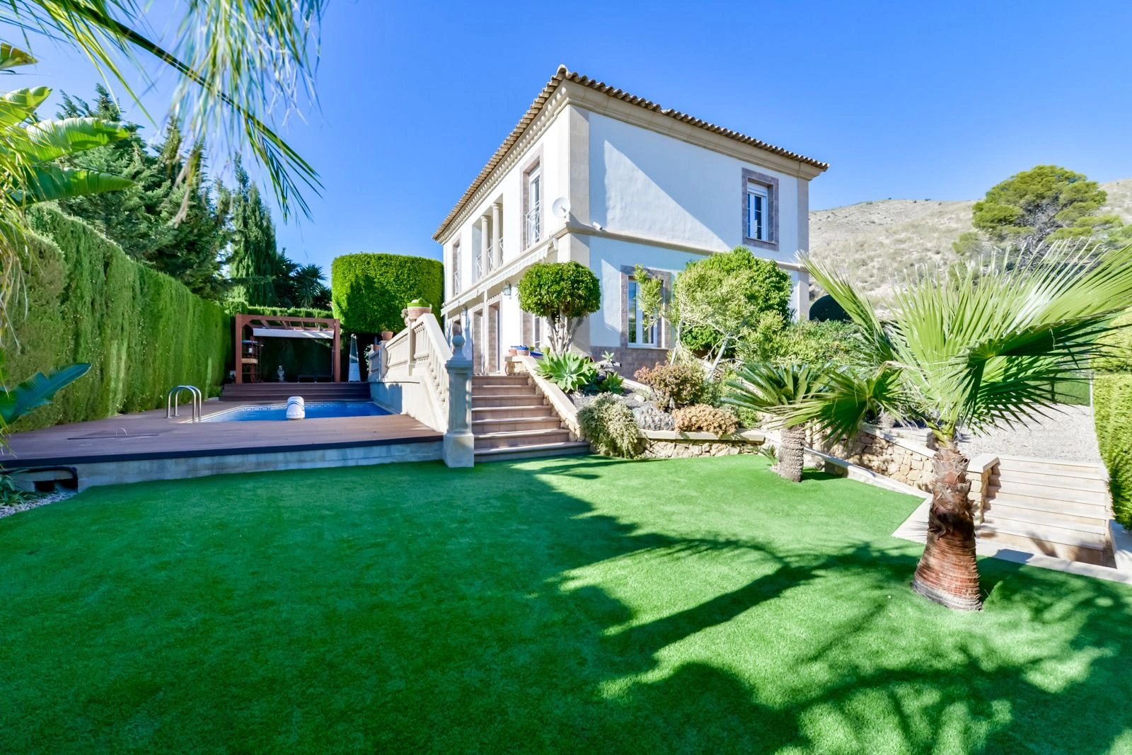 Villa à Sierra Cortina avec vue sur la mer et Benidorm, avec piscine privée.