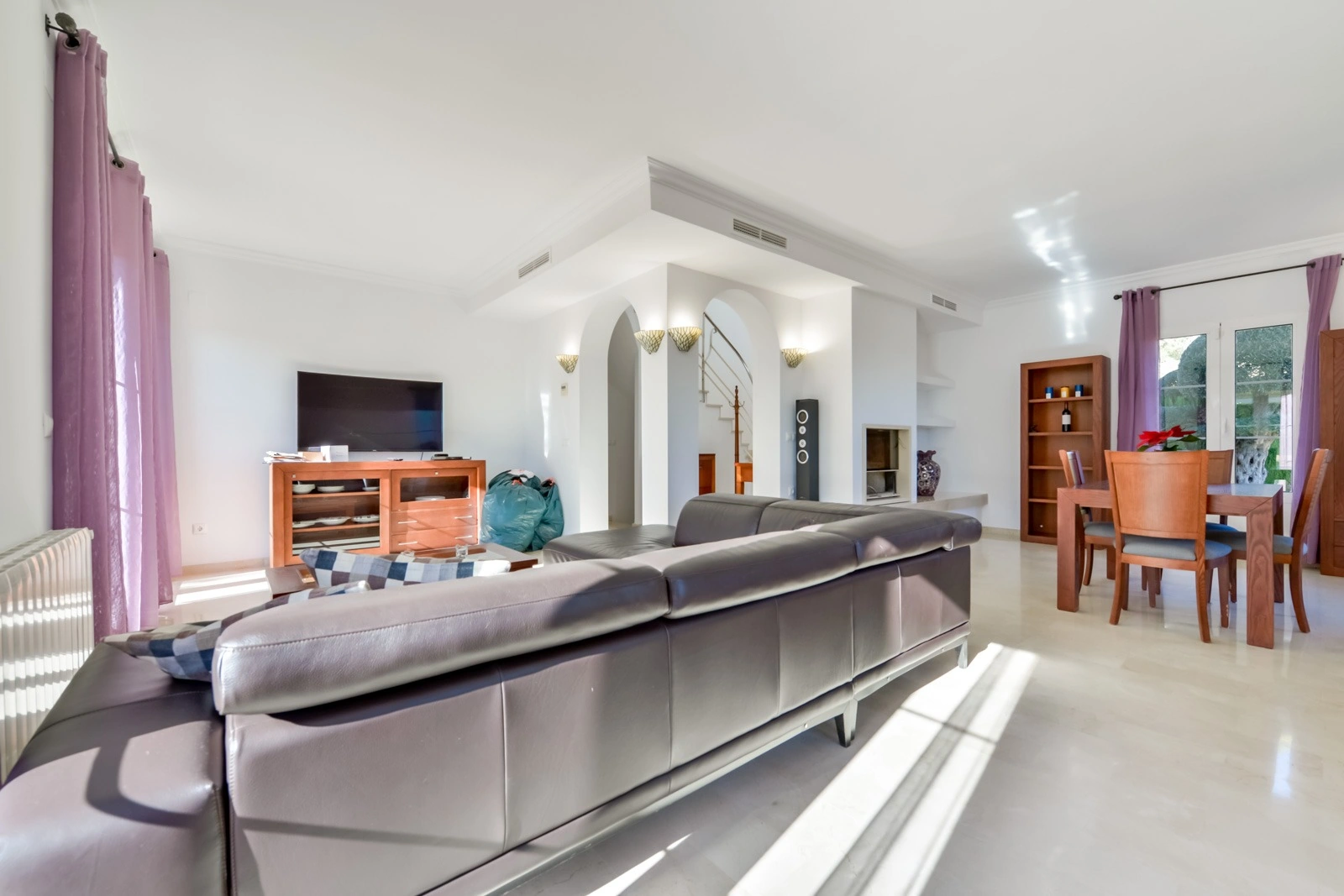 Villa à Sierra Cortina avec vue sur la mer et Benidorm, avec piscine privée.