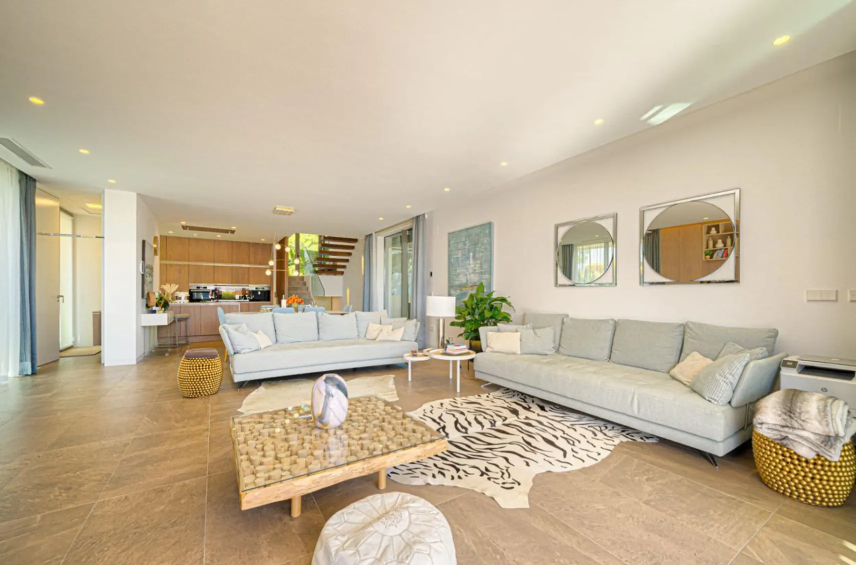 Moderne Luxusvilla in Sierra Cortina mit Meerblick, Pool und großem Grundstück.