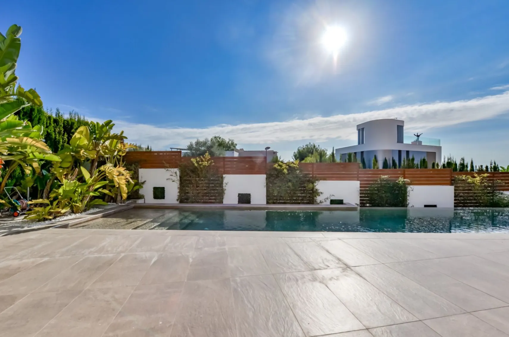Moderne Luxusvilla in Sierra Cortina mit Meerblick, Pool und großem Grundstück.