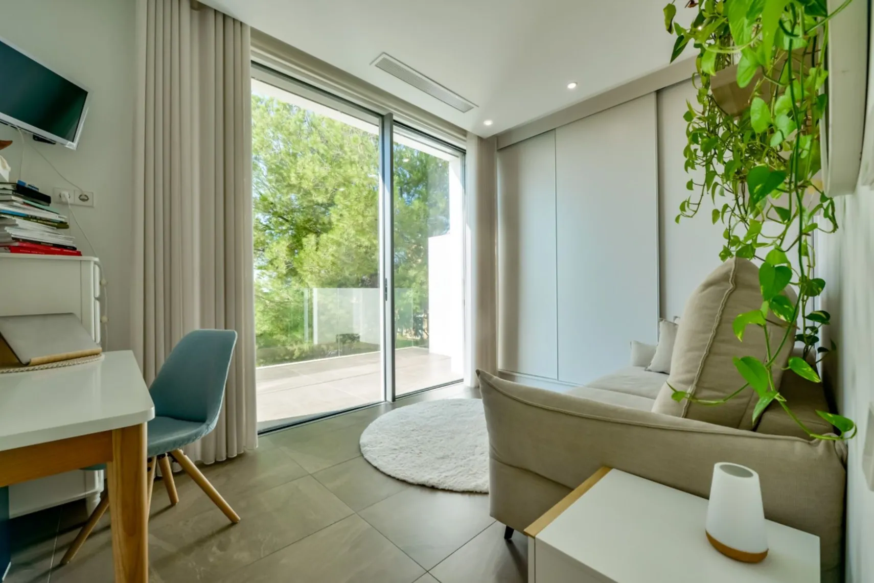 Moderne Luxusvilla in Sierra Cortina mit Meerblick, Pool und großem Grundstück.