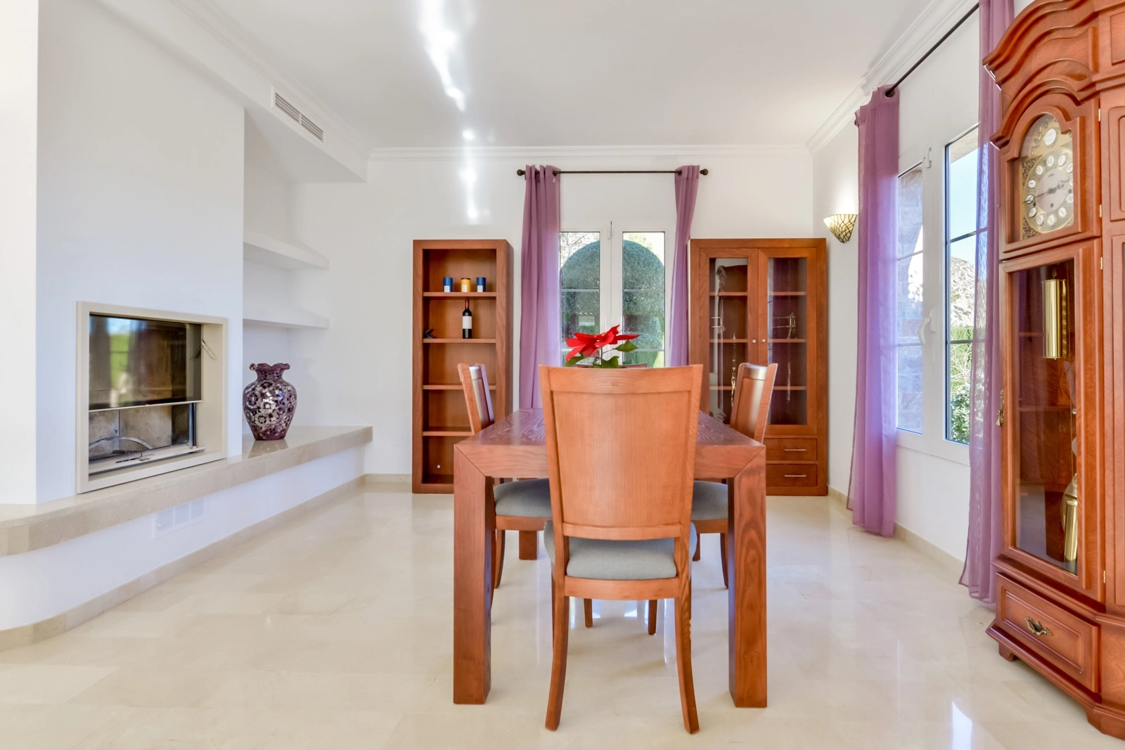 Villa à Sierra Cortina avec vue sur la mer et Benidorm, avec piscine privée.